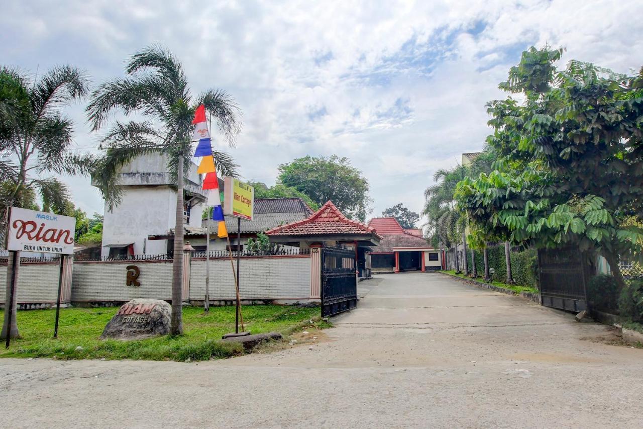 Oyo 3180 Hotel Rian Cottage Palembang Bagian luar foto