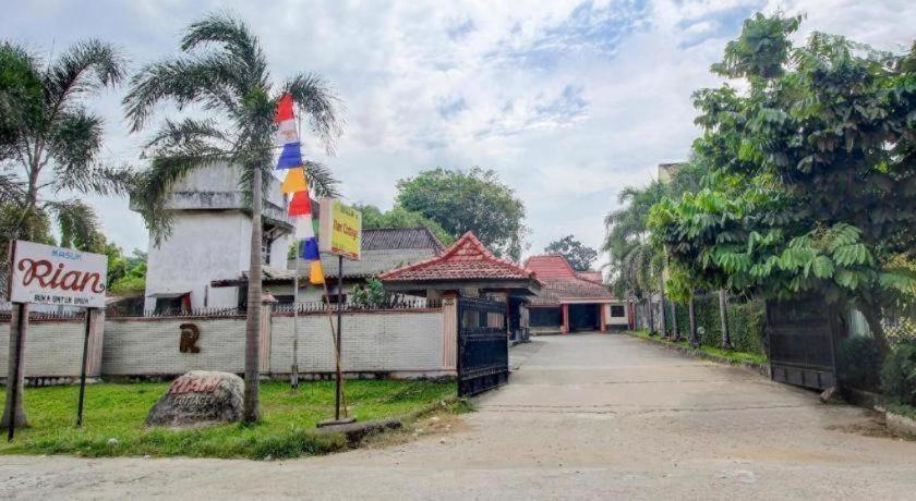 Oyo 3180 Hotel Rian Cottage Palembang Bagian luar foto