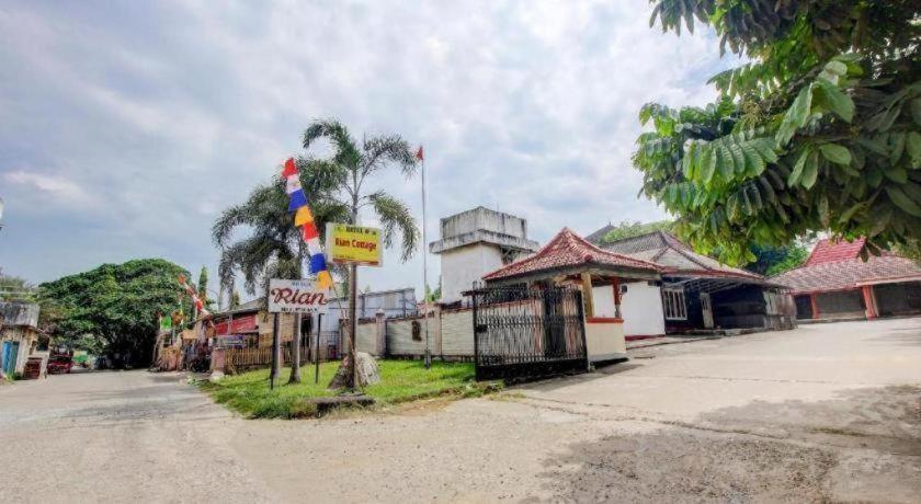 Oyo 3180 Hotel Rian Cottage Palembang Bagian luar foto