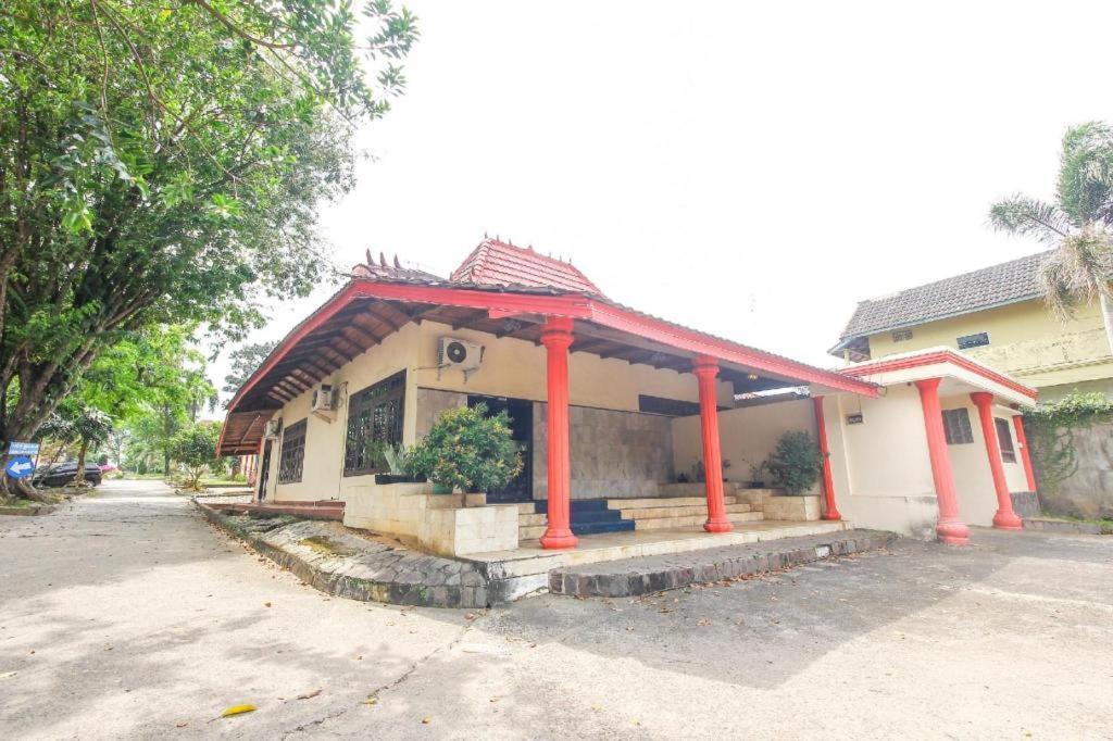 Oyo 3180 Hotel Rian Cottage Palembang Bagian luar foto