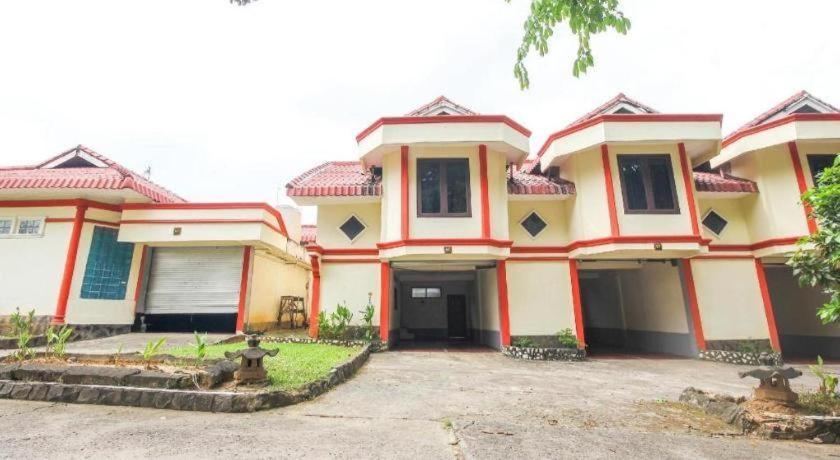 Oyo 3180 Hotel Rian Cottage Palembang Bagian luar foto